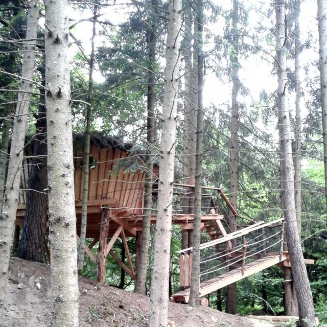 Dormez dans une cabane en bois en Auvergne - Office de tourisme